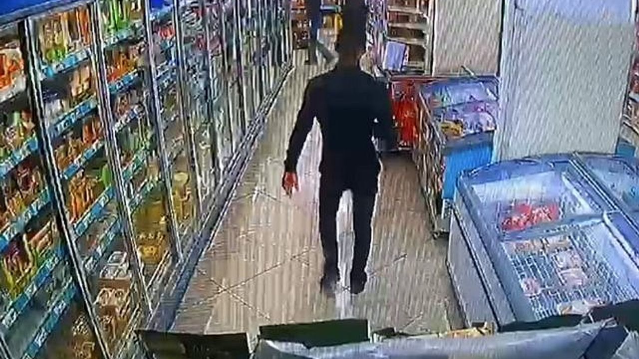 Polisten kaçarken markete girdi, ruhsatsız silahla yakalandı!
