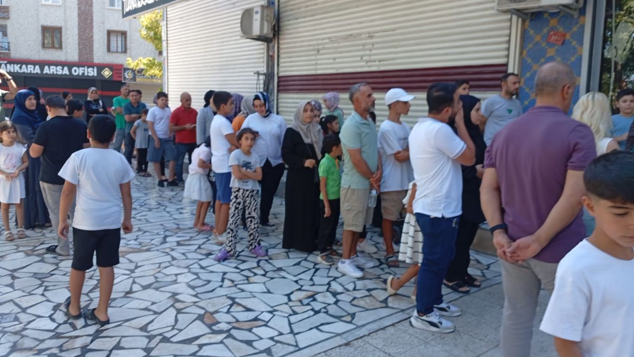 Diyarbakır’da okul forması izdihamı: Velilerden tepki yağdı