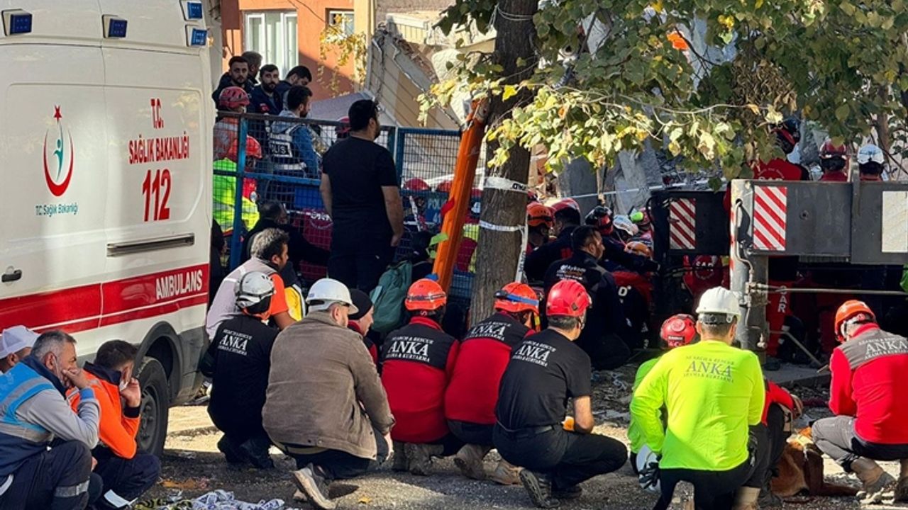 Gebze'de çöken binanın enkazından bir cansız beden çıkarıldı