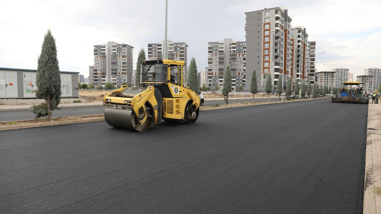 Diyarbakır Kayapınar’da 3 caddeye 22 bin ton asfalt serildi
