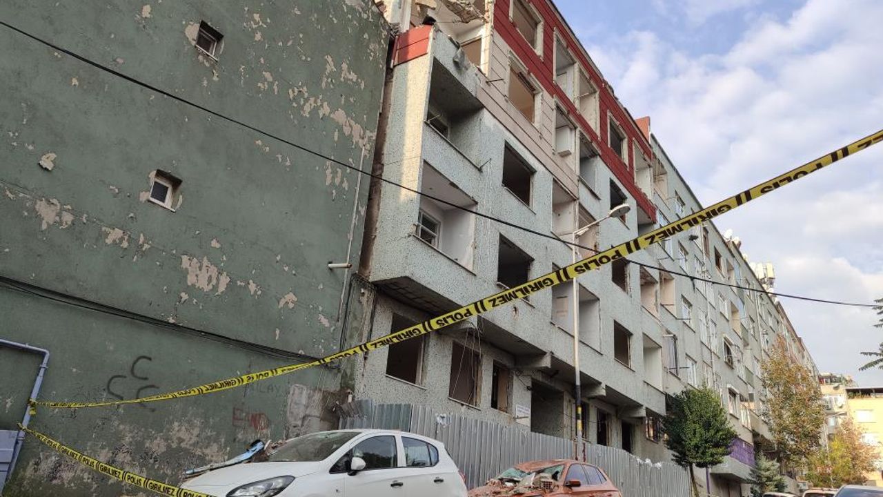 Balkon çöktü: 2 araç kullanılmaz hale geldi