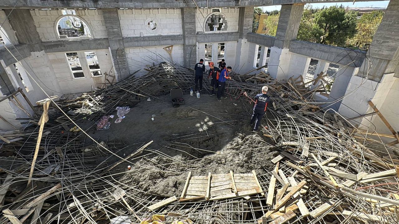 Adıyaman'da cami inşaatında göçük: 6 işçi kurtarıldı, 1'inin durumu ağır