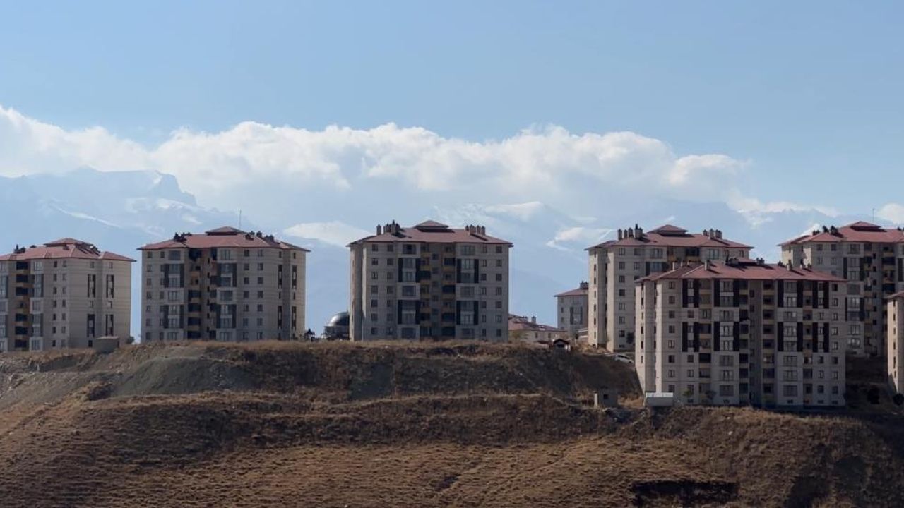 Karlı dağlar ve bulutlar birleşti