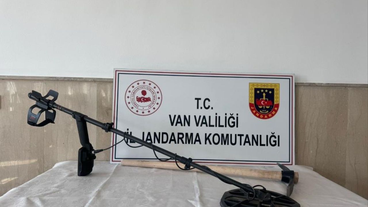Define ararken suçüstü yakalandılar