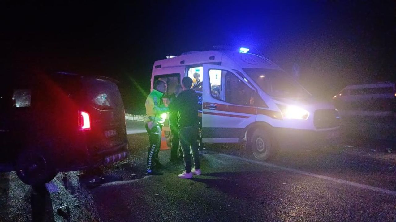 Çorum'da kamyonet ile minibüs çarpıştı: Yaralılar var