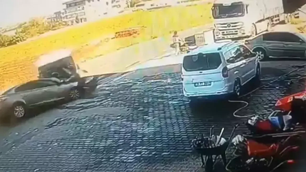 Diyarbakır’da otomobil ile minibüs çarpıştı: Yaralılar var