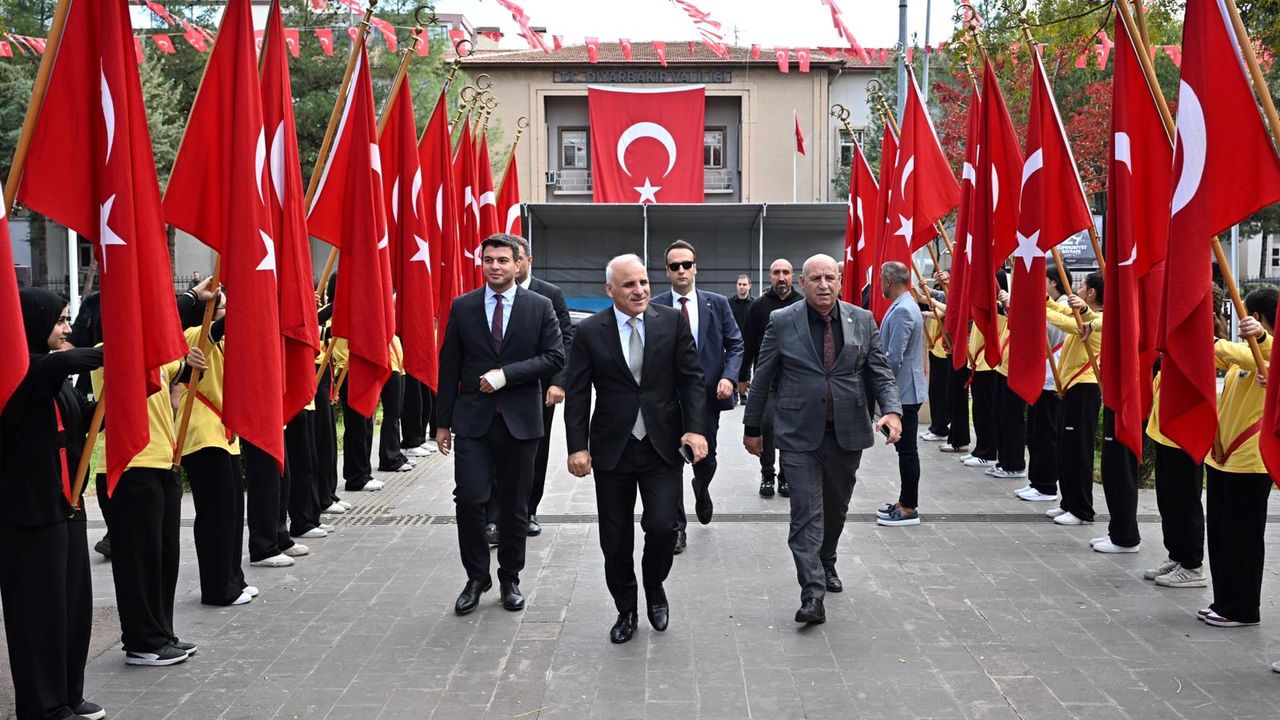 Diyarbakır’da çelenk sunma töreni gerçekleşti