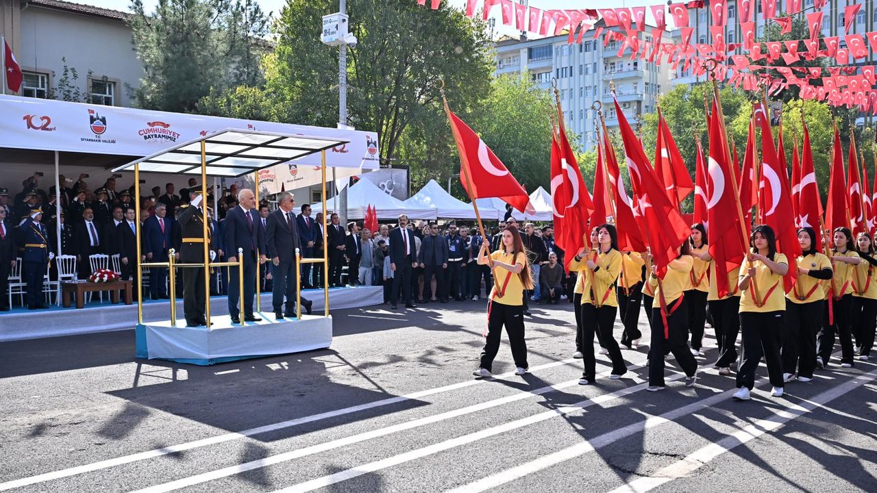 Diyarbakır’da Cumhuriyetin 102. yılı coşkuyla kutlandı