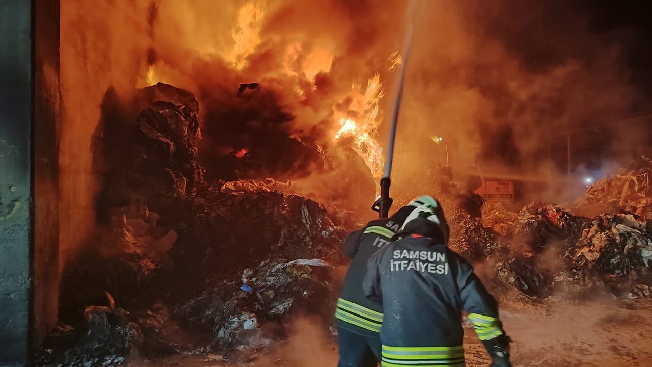 Geri dönüşüm fabrikasında korkutan yangın