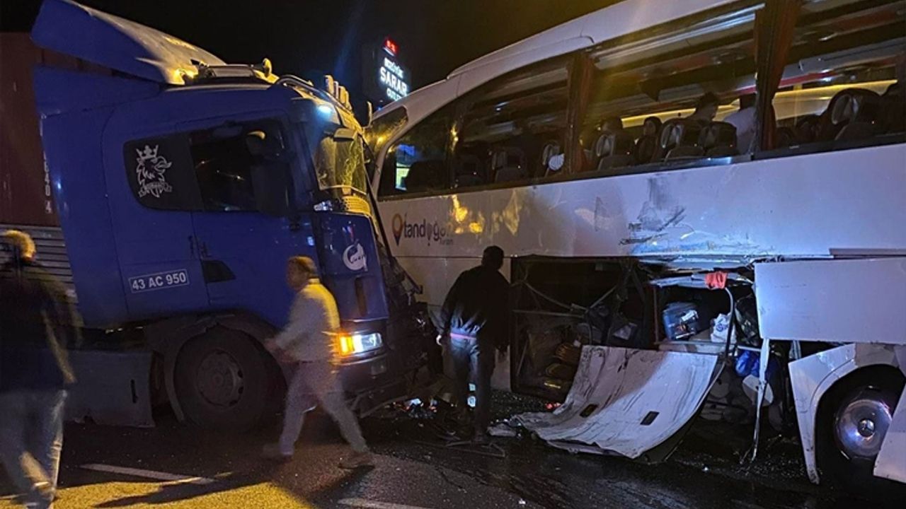 Yolcu otobüsü ile tır çarpıştı: Çok sayıda yaralı