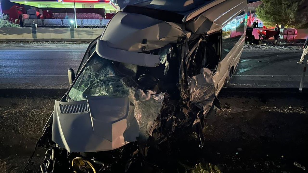 Diyarbakır’da yolcu minibüsü ile tanker çarpıştı