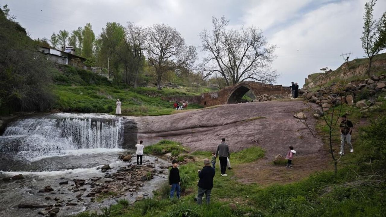 Ahlat’ın tarihi ve doğal güzelliklerinde bayram yoğunluğu