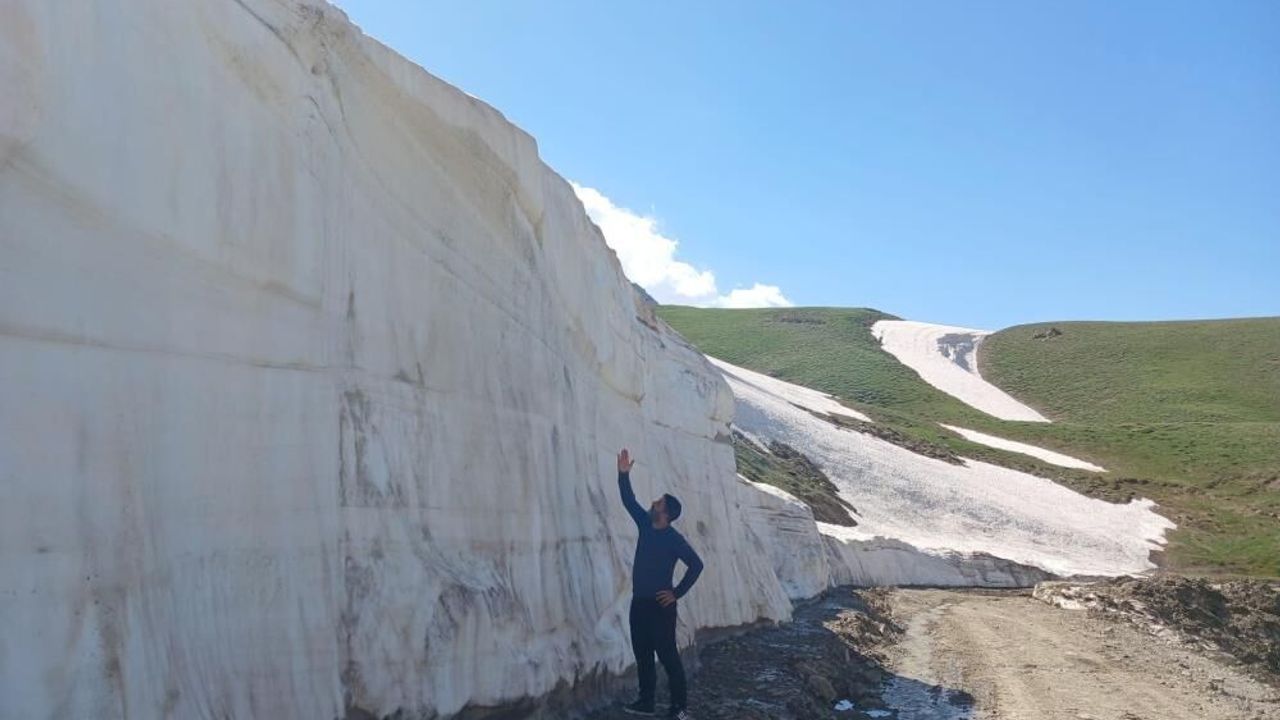 Hakkari'de 5 metreyi bulan kar tepesi