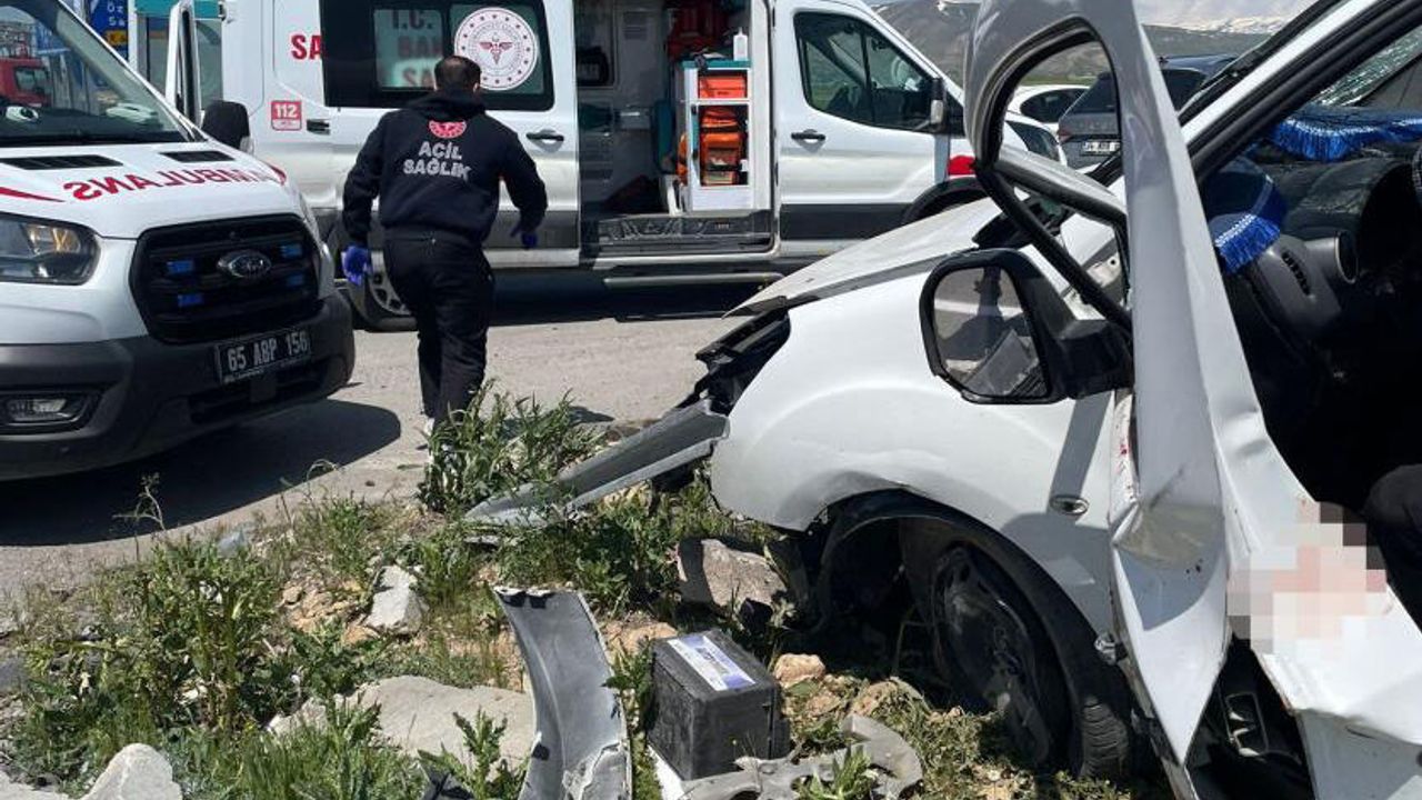 Otomobiller çarpıştı 4 kişi öldü, 2 kişi yaralandı