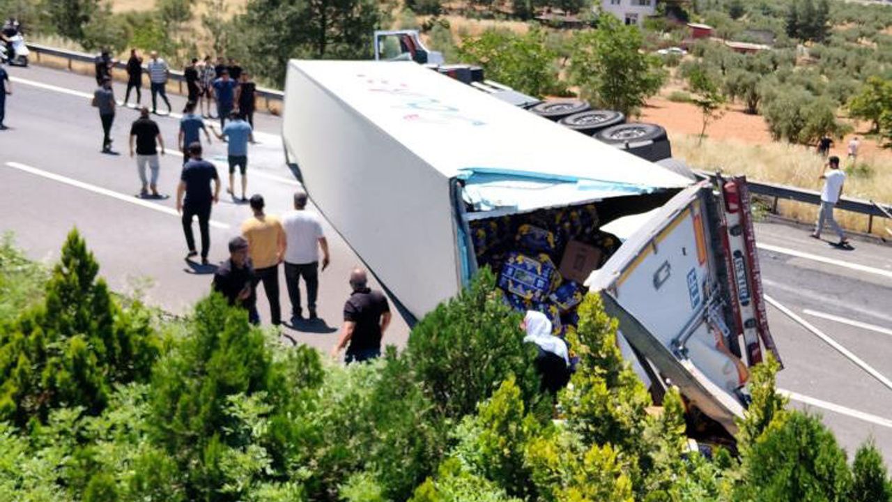 Muz yüklü tır devrildi trafik tıkandı