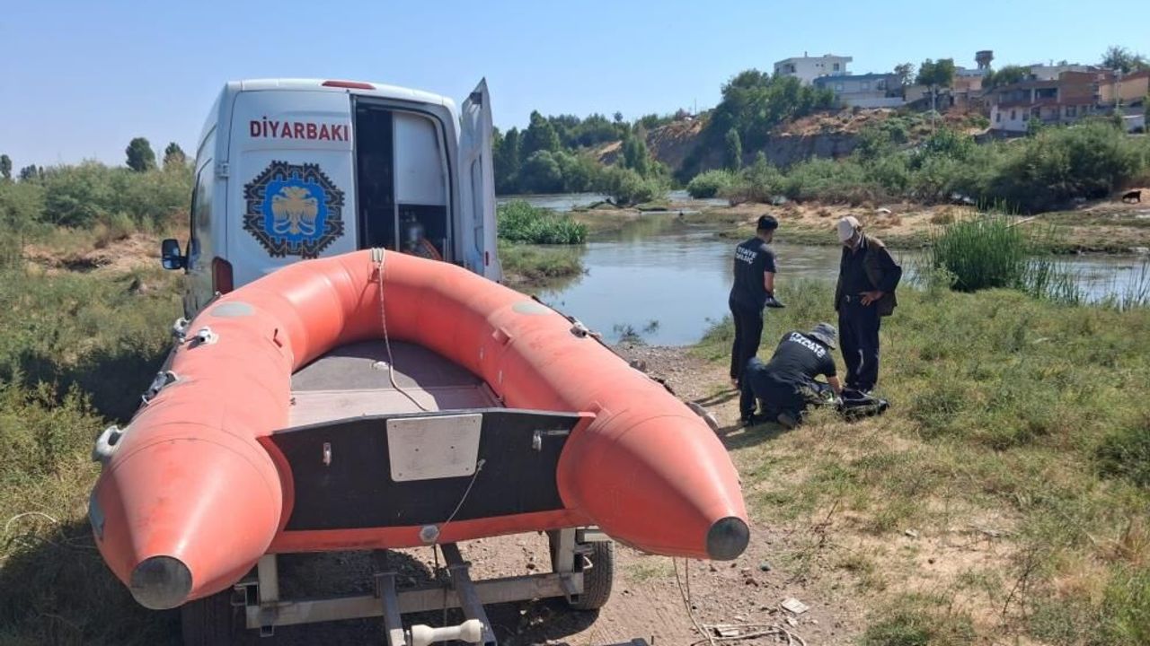 Dicle Nehri’ndeki mahsur kalan hayvanlar kurtarıldı