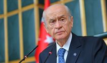 Sahnedeki Sessizlik: Bahçeli Neden Konuşmuyor, Sadece Görünüyor