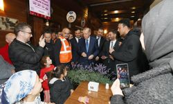 Cumhurbaşkanı Erdoğan geceyi dışarda geçiren vatandaşları ziyaret etti