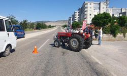 Traktör ile çarpışan araç kanala uçtu: Yaralılar var