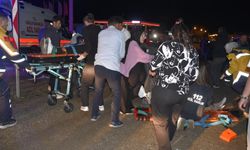Çarpışan 2 araç yayaların arasına daldı: Çok sayıda yaralı