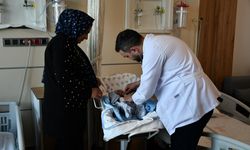 Bebeğin boğazından badem şekeri çıktı