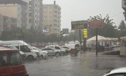 Mermi gibi yağan dolu, balkon kapısını deldi