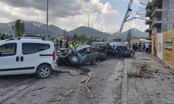 Kontrolden çıkan beton mikseri 8 aracı biçti