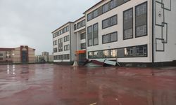 Diyarbakır’da yeni yapılan okulun çatısı fırtınayla uçtu