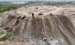 Depremin yarattığı enkaz dağları görenleri hüzne boğuyor