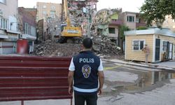 Diyarbakır'da depremden hasar gören yapıların yıkımı sürüyor