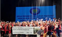 Diyarbakır’daki mezuniyet töreninde Sırrı Süreyya Önder için pankart açıldı