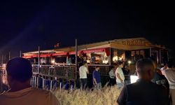 Halatları kopan duba restoran müşterilerle birlikte Fırat Nehri'nde sürüklendi
