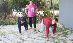 Emeklemeye mahkum kalan evlatlara anne şefkati