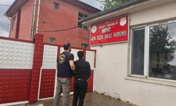 Düğün salonunda saz çalarken yakalandı