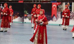 Halk oyunları yarışmasında renkli görüntüler