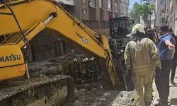 Kanalizasyon çalışmasında yol çöktü: Bir işçi göçük altında