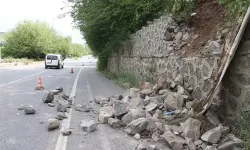 Diyarbakır’da yol kenarındaki istinat duvarı çöktü