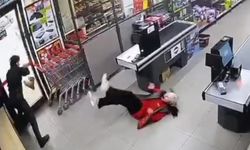 Markette bir kişi, kasiyeri darp etti