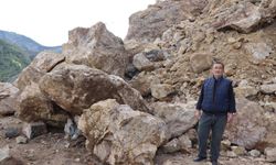 Dev kayalar mahalleyi ulaşıma kapattı