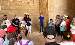 Harran kaymakamı turistlerin rehberi oldu