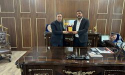 Sevgi Evleri’ne destek veren Bozkuş’a plaketle teşekkür edildi