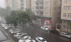 Diyarbakır'da etkili olan sağanakta, otomobil ağacın altında kaldı