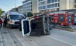 Polis aracı takla attı: Yaralılar var