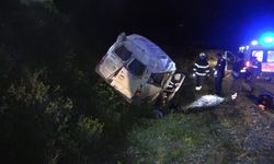 Minibüs şarampole yuvarlandı: Ölü ve yaralılar var