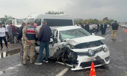 Şanlıurfa'da minibüs ile otomobil çarpıştı: Yaralılar var