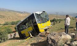 Siirt'te yolcu otobüsü şarampole devrildi