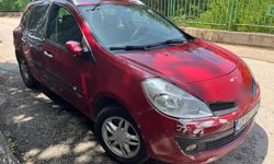 İpini koparan boğa 3 metre yükseklikten otomobilin üzerine düştü