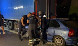 Kamyonun altına giren otomobilde can pazarı