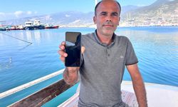 2 buçuk metrelik devasa köpek balığını denize bıraktı