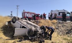 Mardin'de otomobil şarampole devrildi